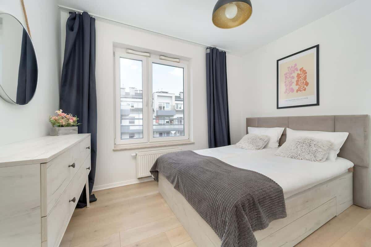 3 habitaciones, escritorio y tabla de planchar con plancha 