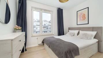 3 habitaciones, escritorio y tabla de planchar con plancha