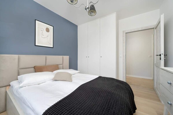 3 habitaciones, escritorio y tabla de planchar con plancha 