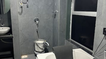Luxury Suite, City View | Bathroom | Towels