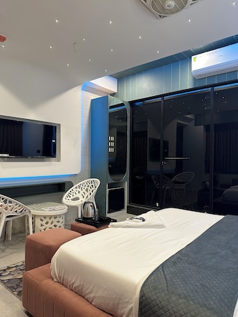 Luxury Suite, City View | Free WiFi, bed sheets