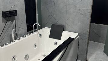 Luxury Suite, City View | Bathroom | Towels