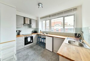 Oven, stovetop, coffee/tea maker, toaster - The Elden- No7 - Fairway Hosting (London)