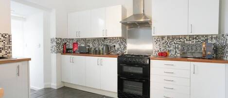 Micro-ondes, four, batterie de cuisine, vaisselle et ustensiles