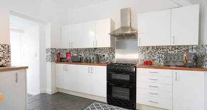 *Large 4 Bed*Sleeps 8*Central*Monthly Discounts*