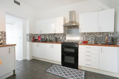 *Large 4 Bed*Sleeps 8*Central*Monthly Discounts*