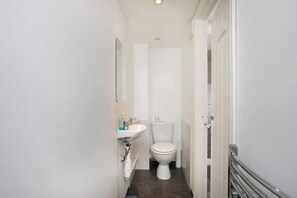 Haartrockner, Handtücher, Seife, Toilettenpapier