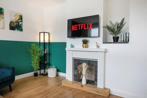 *Large 4 Bed*Sleeps 8*Central*Monthly Discounts*