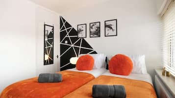 4 bedrooms, iron/ironing board, WiFi, bed sheets