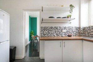 Mikrowelle, Ofen, Kochgeschirr/Geschirr/Besteck, Esstisch