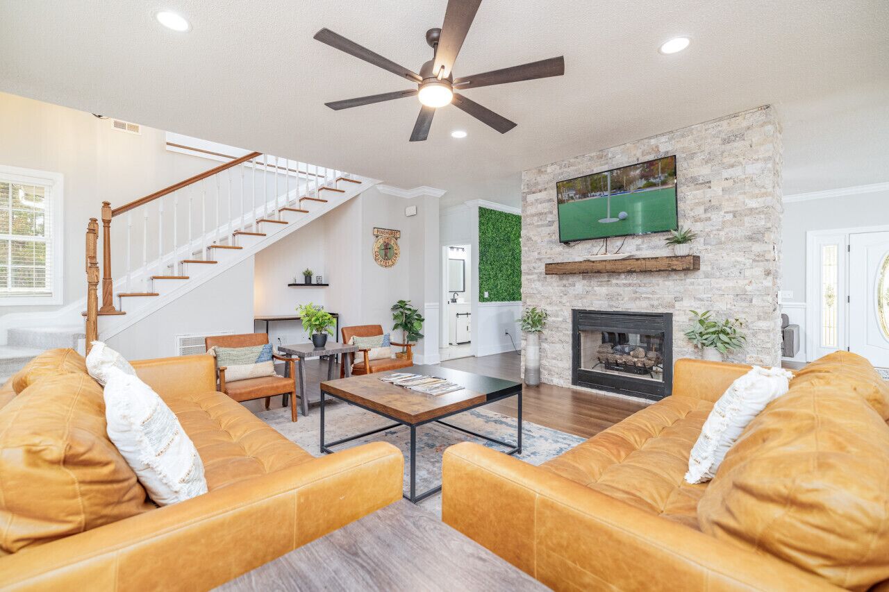 Smart TV, chimenea, tenis de mesa y monitor de computadora 