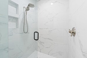 Een douche, een haardroger, handdoeken