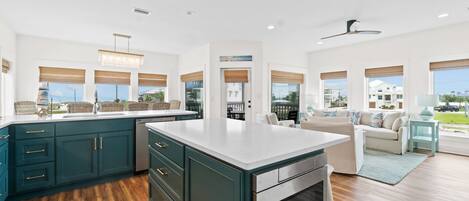 冷蔵庫、電子レンジ、オーブン、コンロ