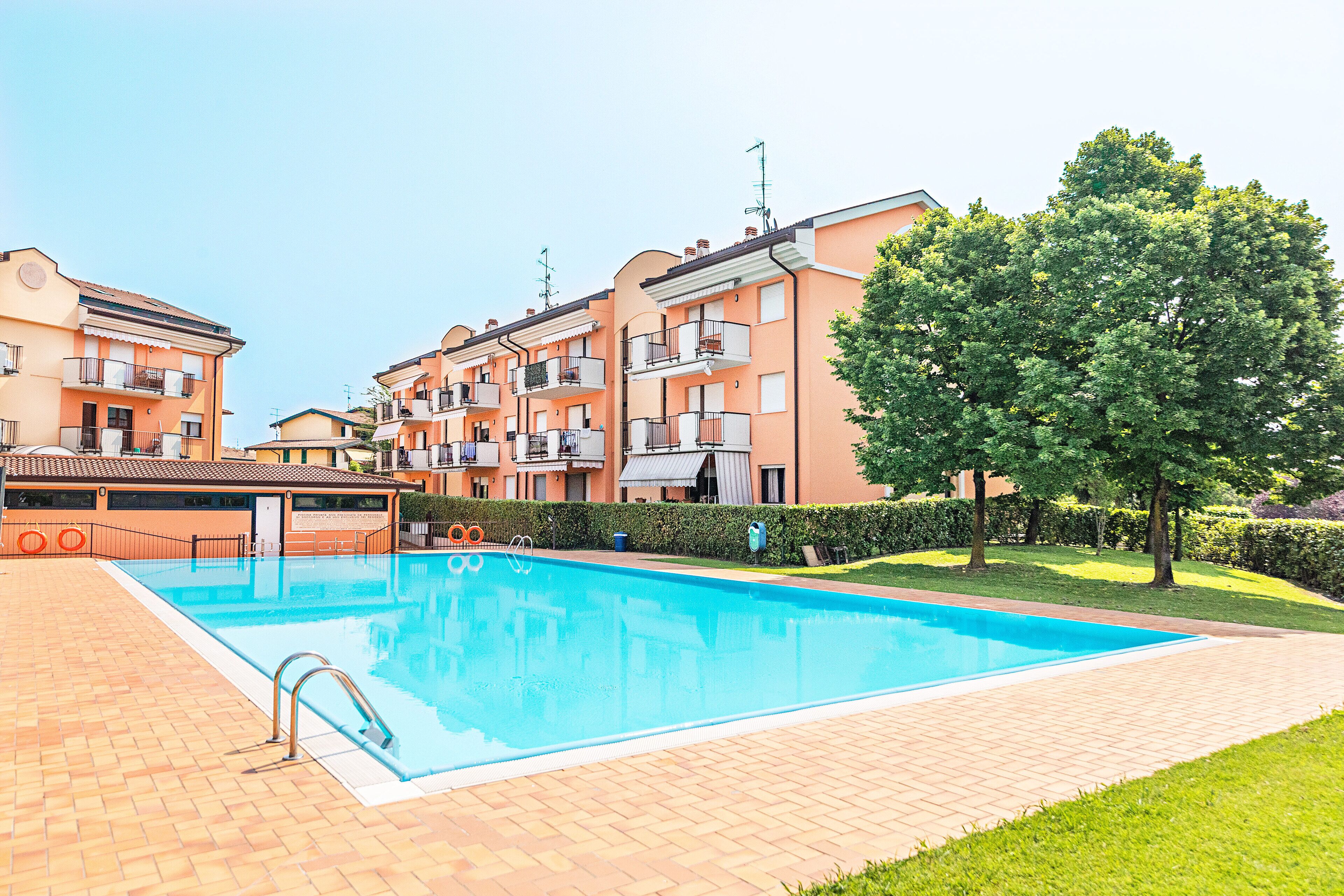 시즌별로 운영되는 야외 수영장