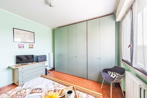 Apartment, Blick auf den Innenhof | Essbereich im Zimmer