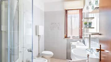 Lejlighed - udsigt til gårdsplads | Badeværelse | Bruser, hårtørrer, bidet, håndklæder