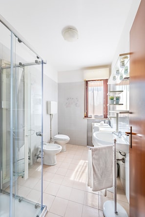 Bathroom - Le Primule F6 con piscina by Wonderful Italy (Sirmione)