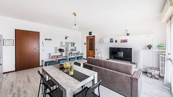 Apartment, Blick auf den Innenhof | Wohnbereich