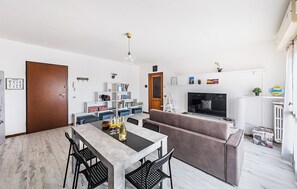 Apartment, Blick auf den Innenhof | Wohnbereich