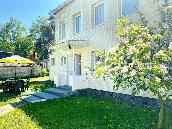 Family Cottage, Garden View