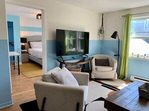 2 bedrooms, desk, iron/ironing board, WiFi
