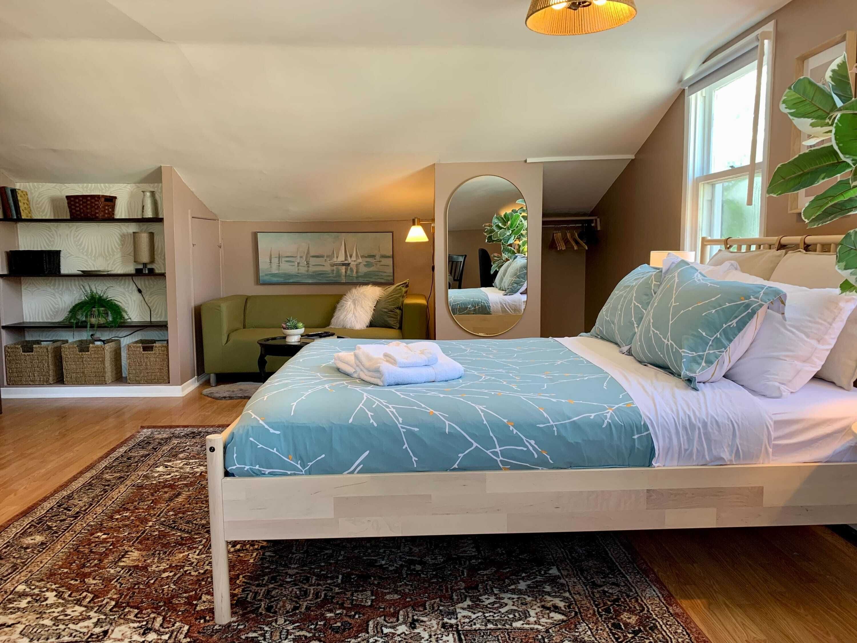 Desk, iron/ironing board, WiFi, bed sheets