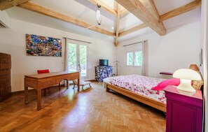 5 bedrooms, travel cot, free WiFi