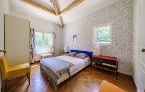 5 bedrooms, travel cot, free WiFi