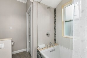 Een douche, een haardroger, handdoeken