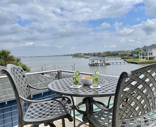 Bayside Retreat!  Bring your boat, private boat ramp at this fabulous bayfront home!