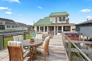 Outdoor dining - Bayside Retreat!  Bring your boat, private boat ramp at this fabulous bayfront home! (Kemah)