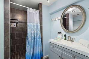 Regadera, secadora de cabello, toallas, papel de baño 