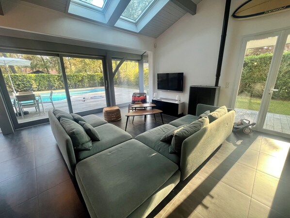 TV, books - Villa Hossegor Avec Piscine Pour 10 Personnes (Soorts-Hossegor)