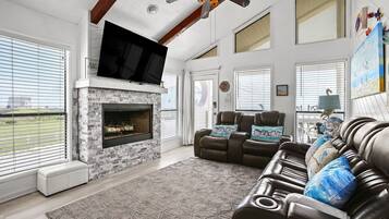 Una televisión, una chimenea, libros