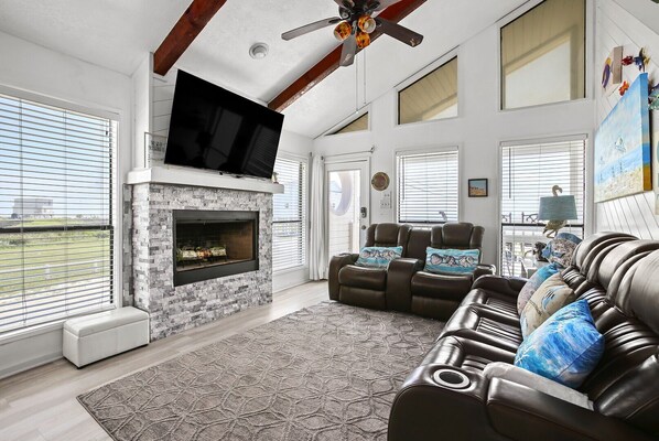 TV, fireplace, books - Casa Mingo-With A Beautiful Ocean View! (Galveston)