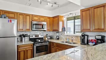 Køleskab, mikrobølgeovn, ovn, kogeplade