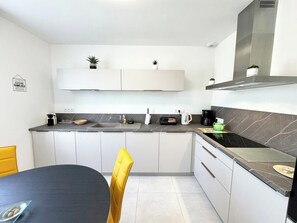 Réfrigérateur, micro-ondes, four, plaque de cuisson