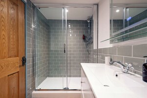 华丽双人房, 海景 | 浴室 | 淋浴设施、吹风机、毛巾、肥皂