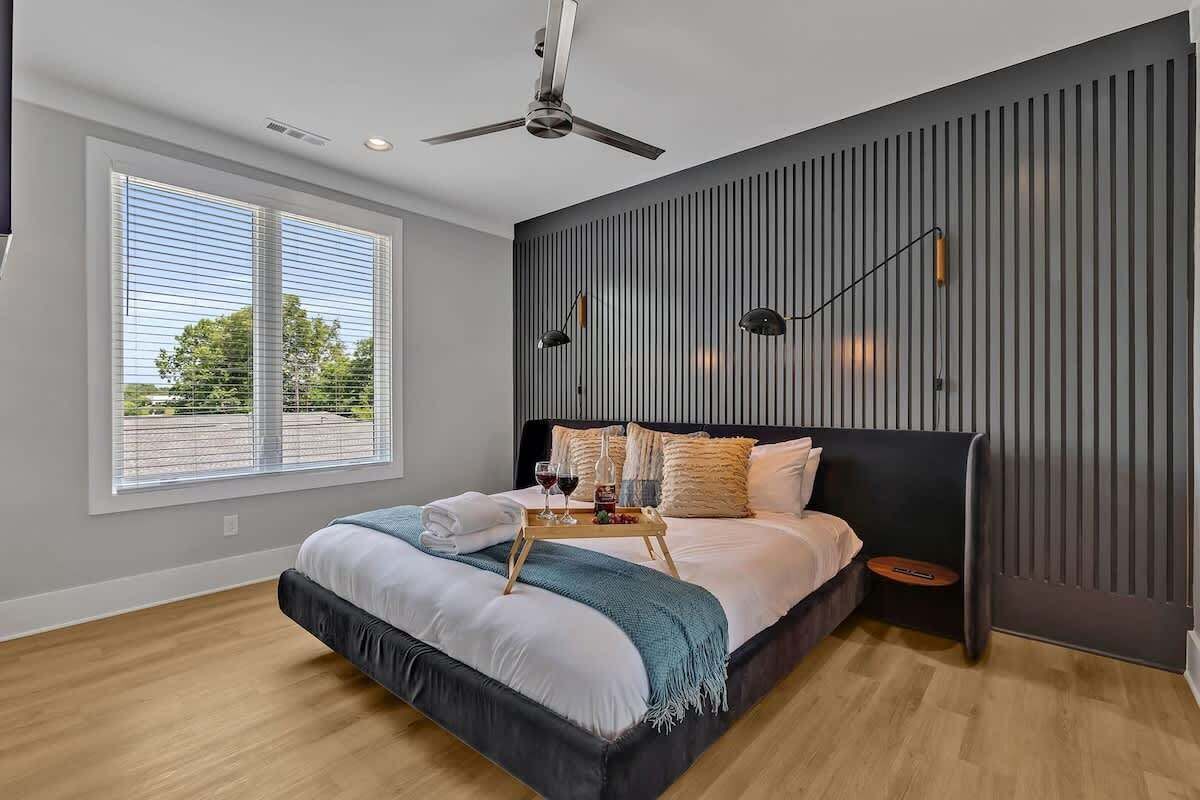 8 habitaciones, tabla de planchar con plancha y cuna de viaje 