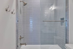 Dusche, Haartrockner, Handtücher, Shampoo