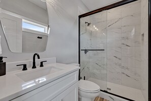 Douche, sèche-cheveux, serviettes fournies, savon