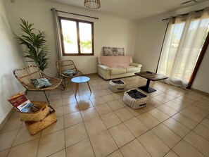 Living area - Maison Paisible à 8 Minutes de Nimes🙏 (Bouillargues)