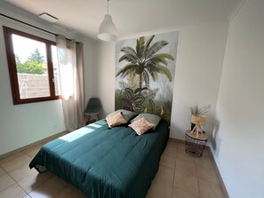 3 habitaciones, tabla de planchar con plancha, wifi y ropa de cama 