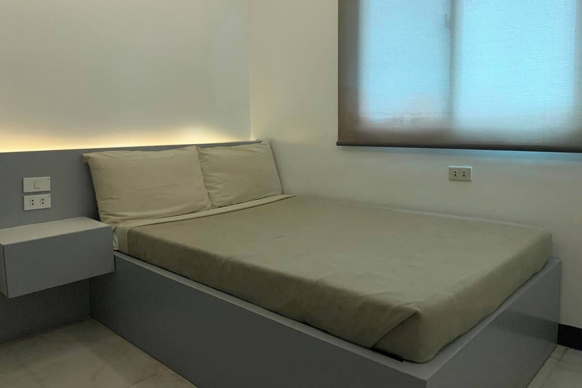 Ropa de cama hipoalergénica y tabla de planchar con plancha 