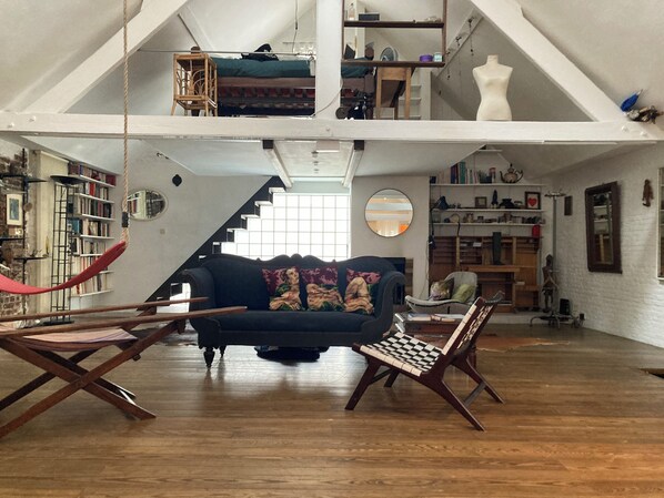 TV, books, printers - Le Loft des Artiste Est-ce que les Rapports qui Existait Hanson (Anderlecht)