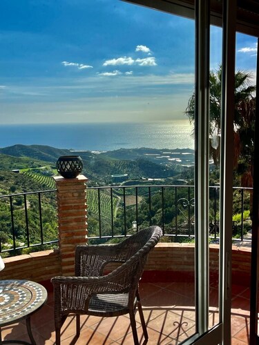 Meerblick und Bergblick. Ferienunterkunft in Malaga/sayalonga. Apartment