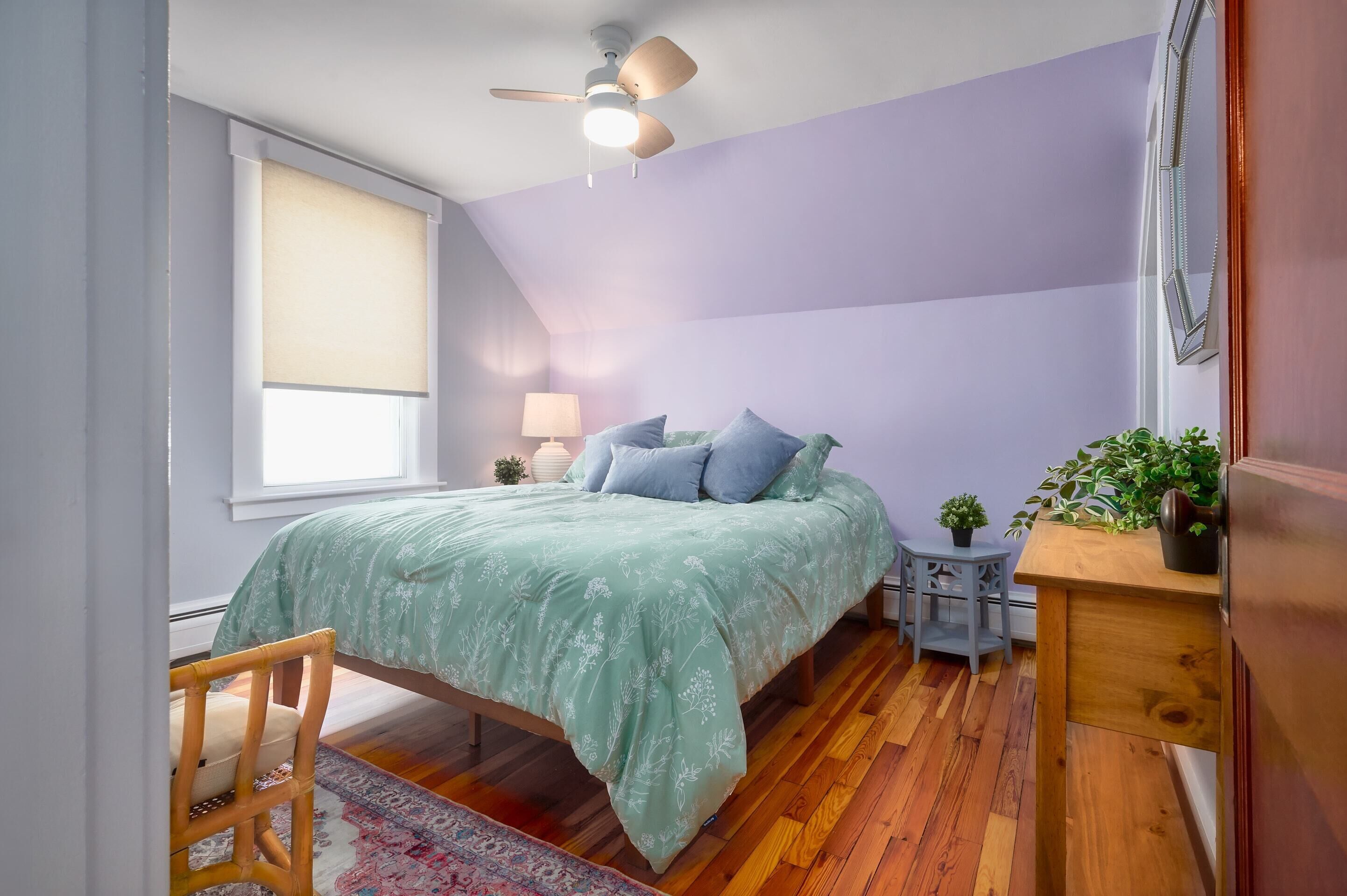 3 slaapkamers, een bureau, een strijkplank/strijkijzer, reisbedje