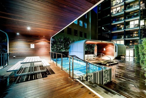 Exclusive Top Floor Escape In Chic Arts Precinct