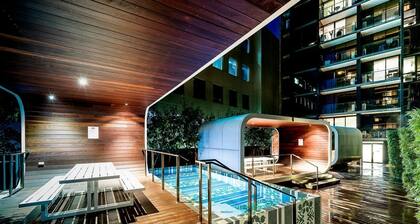 Exclusive Top Floor Escape In Chic Arts Precinct