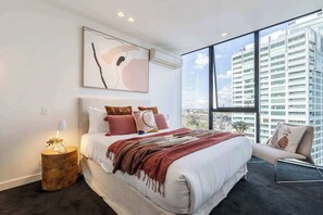 2 bedrooms, iron/ironing board, WiFi, bed sheets - Top floor apartment near NGV, Shrine and Gardens (Southbank)